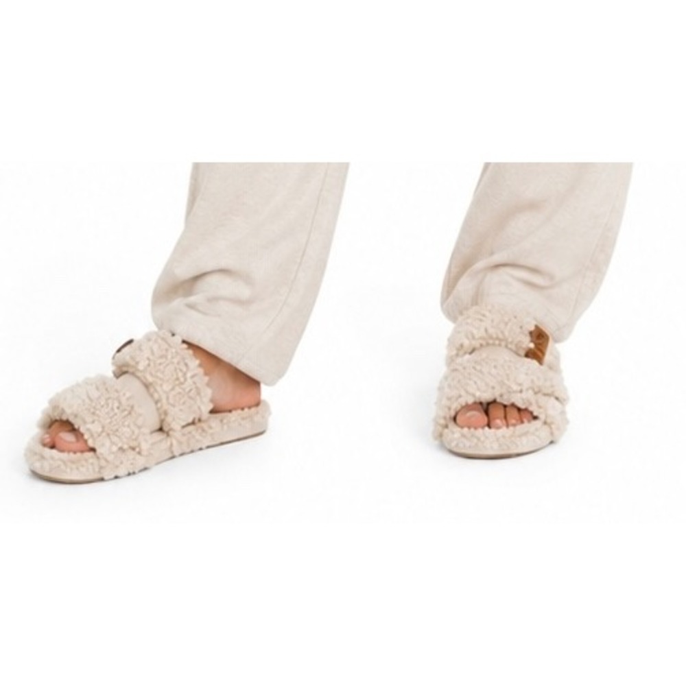 EverFoams NWT Womens Fuzzy Slippers Open Toe Memory Foam Slides Cream Sandals
